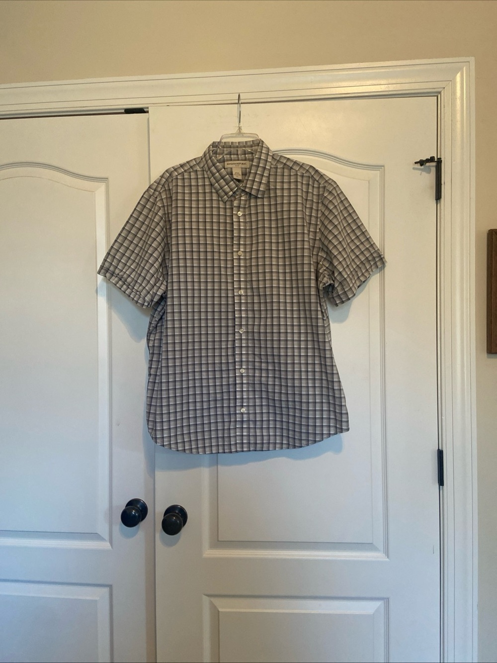 Banana Republic Gray Plaid Short-Sleeve Button-Down Shirt